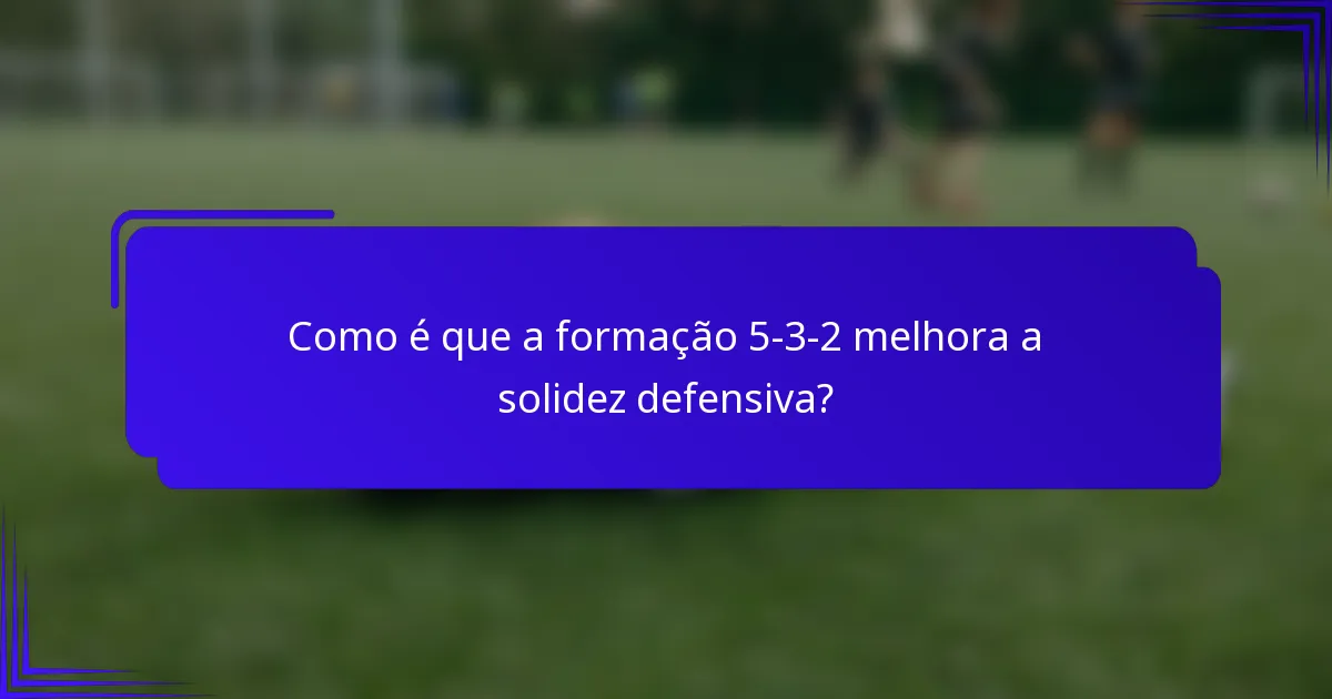 Como é que a formação 5-3-2 melhora a solidez defensiva?